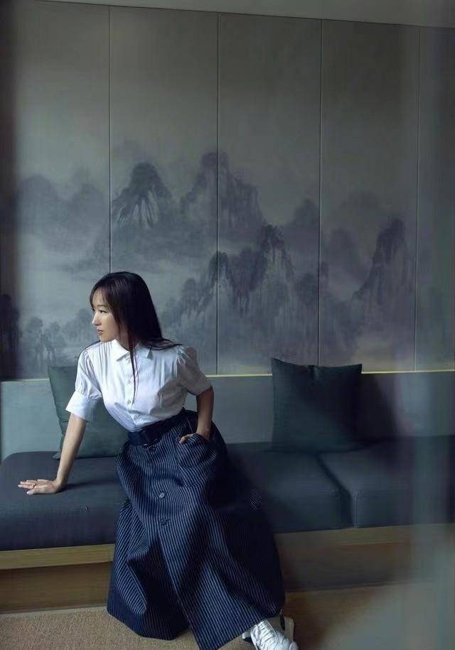 身材 50岁杨钰莹难掩身材“发福”，穿白衬衣出门，着实与普通人不一样
