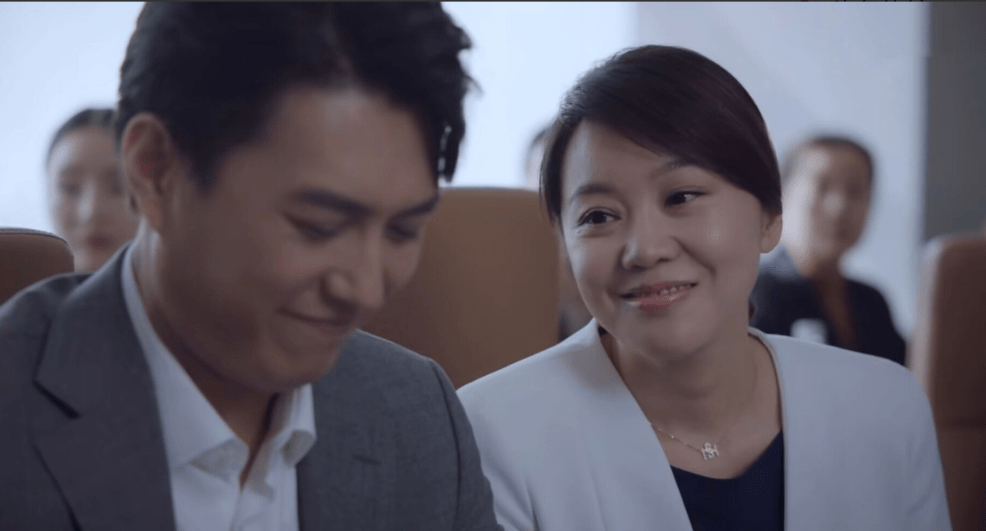 对比|《突围》首播创佳绩，闫妮靳东演技被吐槽太差，没对比就没伤害