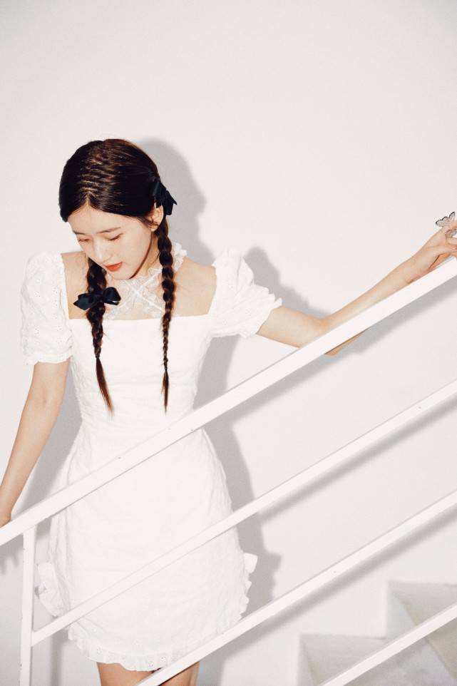 朴彩英 女明星都爱上方领单品？赵露思穿上减龄又显脸小，IU更是仙气逼人