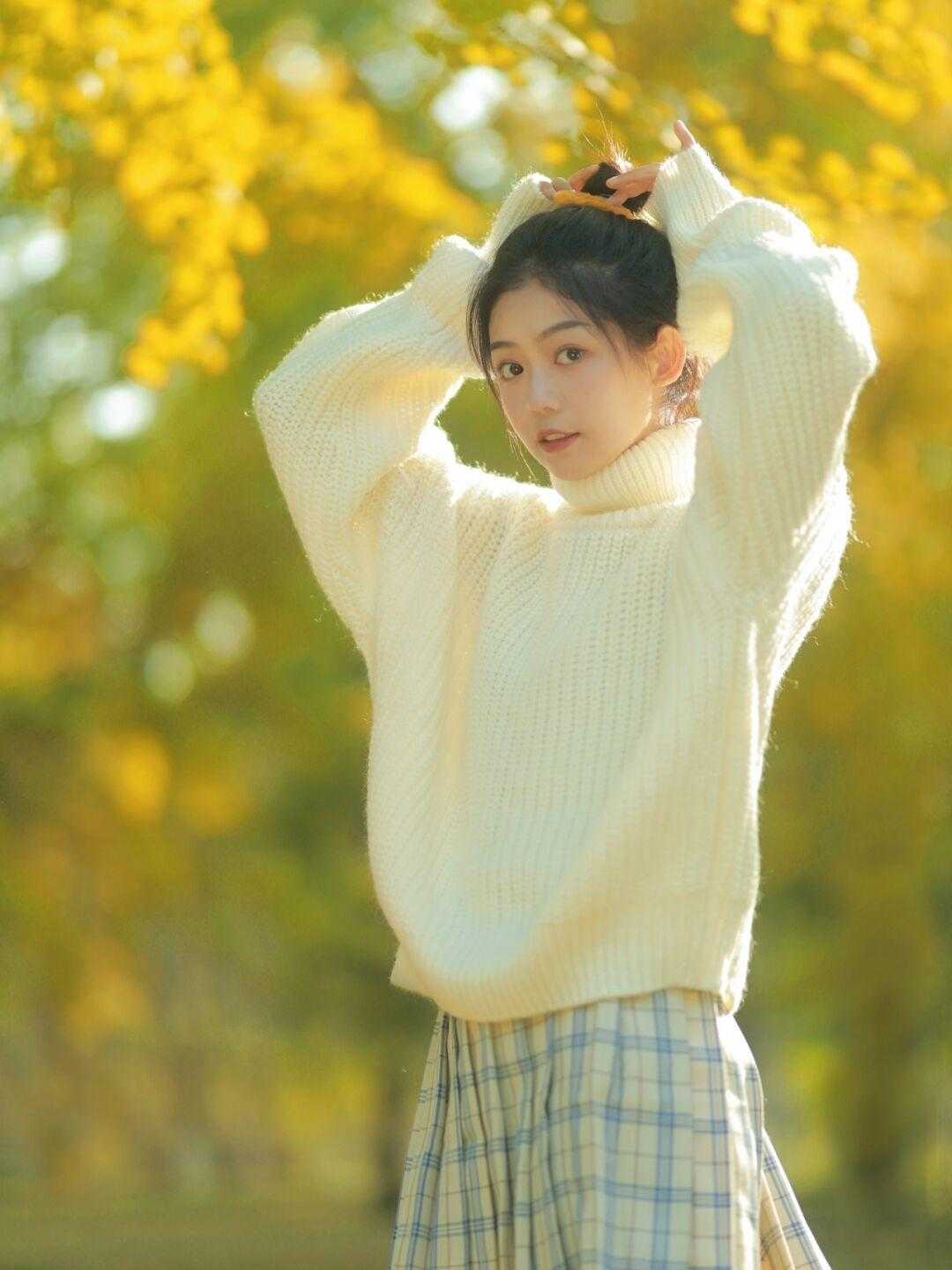 感觉 还在为大衣内搭感到烦恼？一件白色套头毛衣清爽又洋气，谁穿谁美