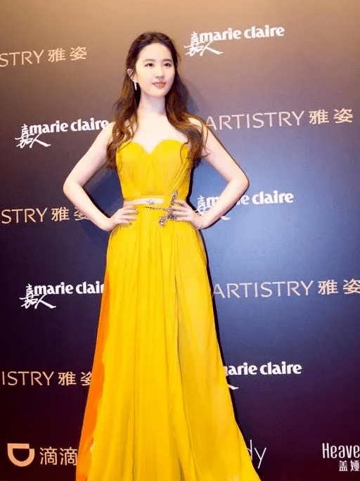 显得 刘亦菲穿钉珠礼裙太美了,淡黄色薄纱温柔浪漫,简直就像仙女下凡