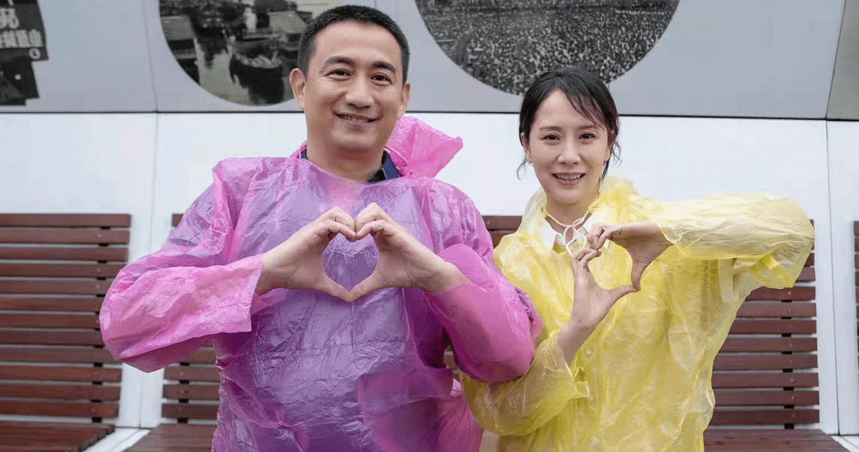 梅亭 46岁梅婷跟海清飙戏超期待,新剧要大火!杀青照穿衬衫美貌出众