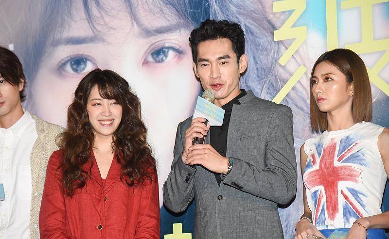 服装 欧阳娜娜的姐姐也很好看，就是审美挺一般，穿的红色服装欣赏不来