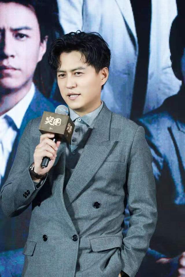 看点|《突围》12位老戏骨飙戏，靳东秦岚组CP看点足，闫妮人设颠覆往常