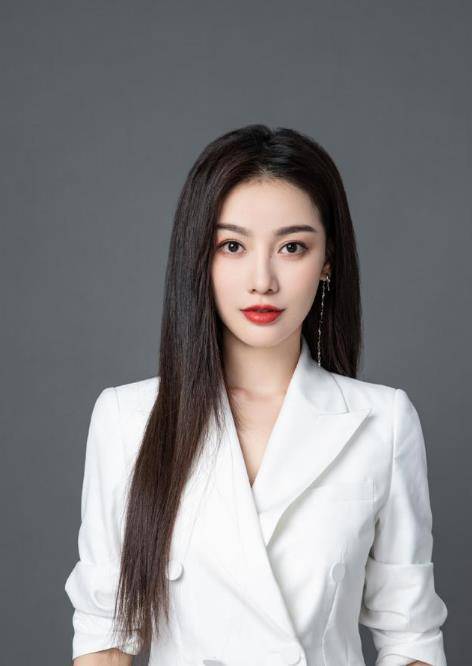 设计 《扫黑风暴》思思晒美照，穿着时尚飒爽，秀出完美的御姐范