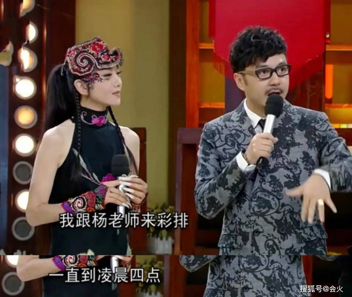 杨丽萍62岁杨丽萍吃火锅被拍！与异性合照笑容满面，打扮华丽脸仅巴掌大