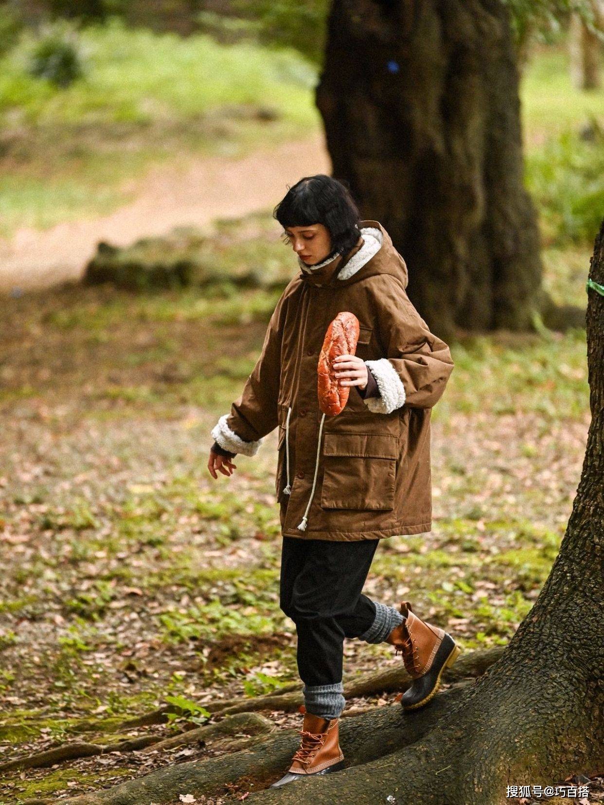 卫衣 秋冬季节保暖还时髦,就看这3种进阶穿法,整体风格非常亮眼!