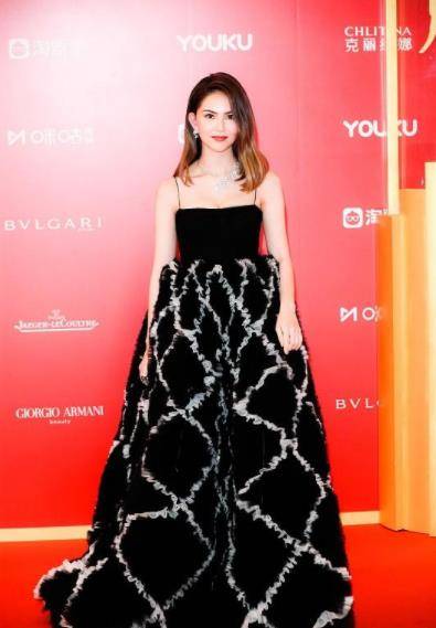 下半身 昆凌化浓妆穿搭时尚，站在一众明星中站C位很吸睛，气质太绝了