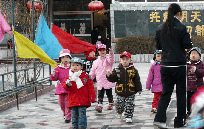 同学|家长经常晚接孩子放学，看似占了幼儿园便宜，却可能伤了孩子的心