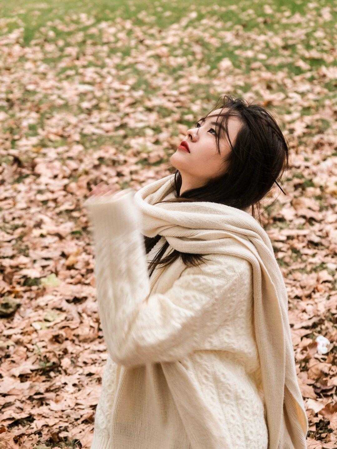 感觉 还在为大衣内搭感到烦恼？一件白色套头毛衣清爽又洋气，谁穿谁美