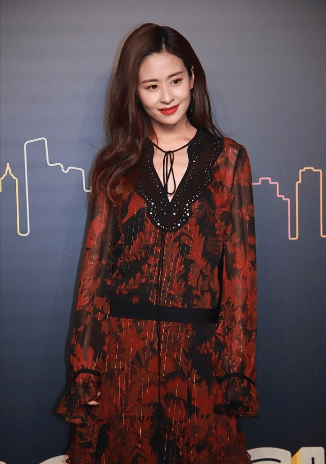 颜色 颖儿虽然身上没肉，但与日本女人并肩，却美得很有高级感很有气质