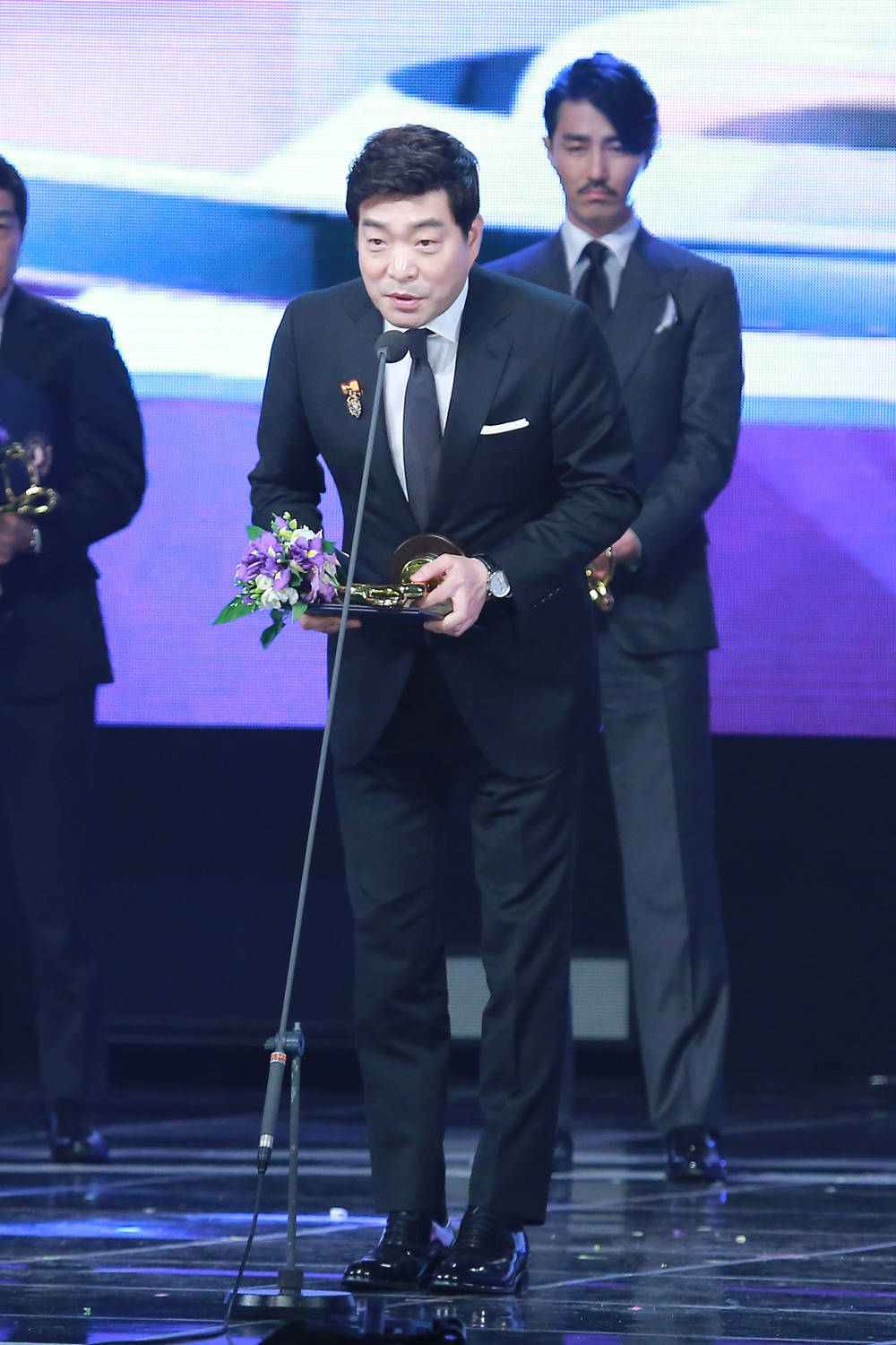 孙贤周当年凭借着《沙漏情人》而出道,之后出演了收视65.