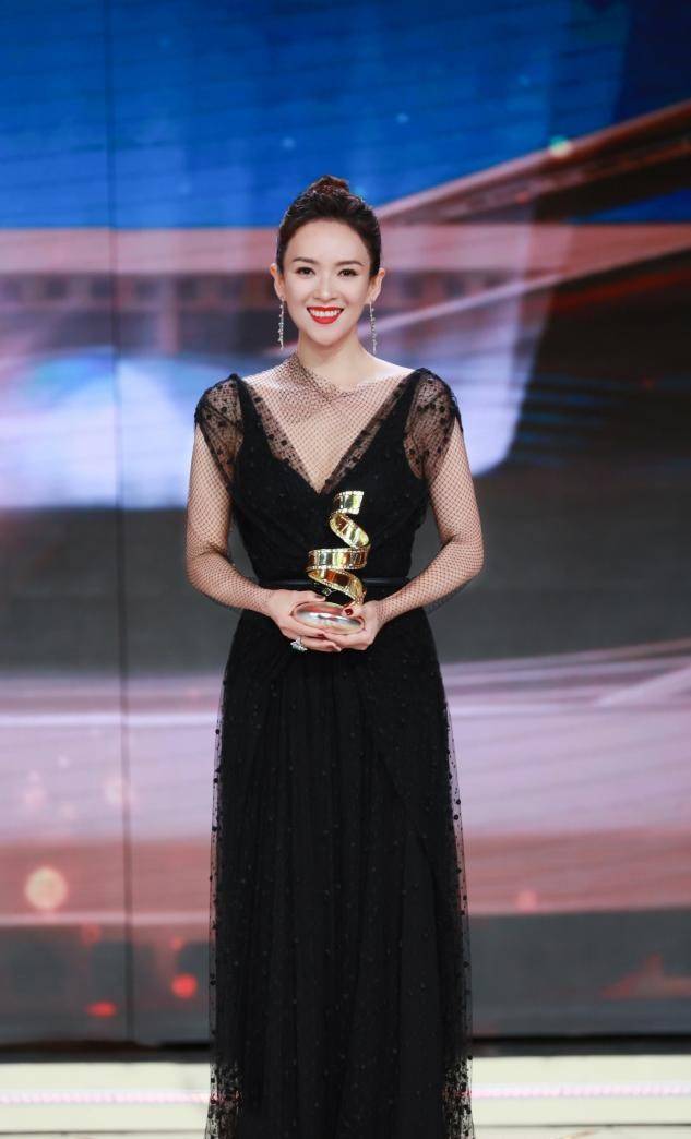 饰品 章子怡一家出游不带大女儿，儿子打扮比姐姐还娇俏，她瘦太狠显老