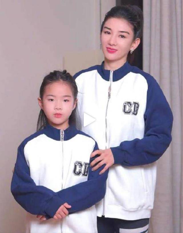 饱和度 黄奕女儿逆袭！穿运动装唱红歌好端庄，气质美貌变化太大像女明星