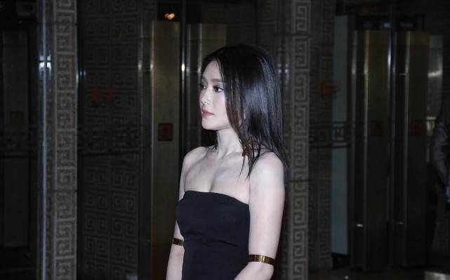 设计 撕裂风真挺考验身材的，秦岚一身裙子不保守，撕几个口子很抢镜