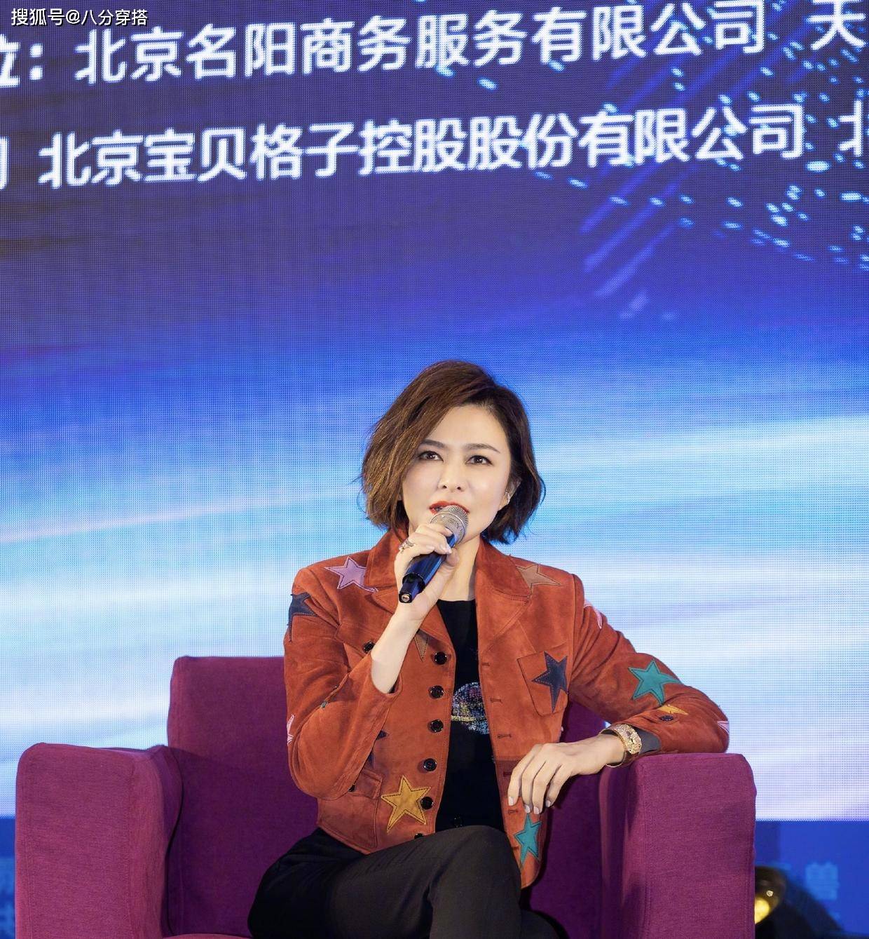 黑色 粉白配太温柔,关之琳粉色套装配白衬衫干练又知性,温柔又减龄