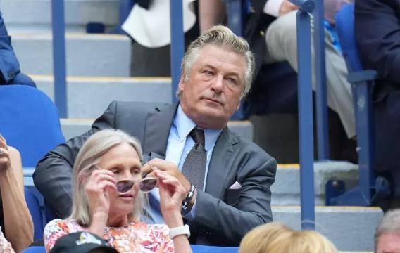 摄影|喜剧天王亚历鲍德温拍枪战戏 误杀女摄影师