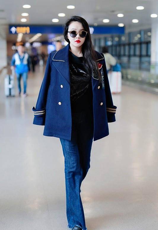 脸蛋 冉莹颖穿上外套之后，看着正常了很多，圆圆的脸蛋真年轻啊