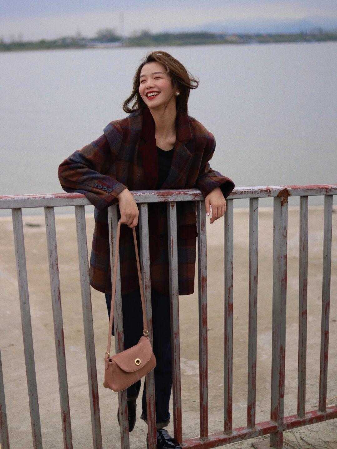显得 格纹西装才是今年最in单品，配牛仔裤、半身裙都时髦，百搭又洋气