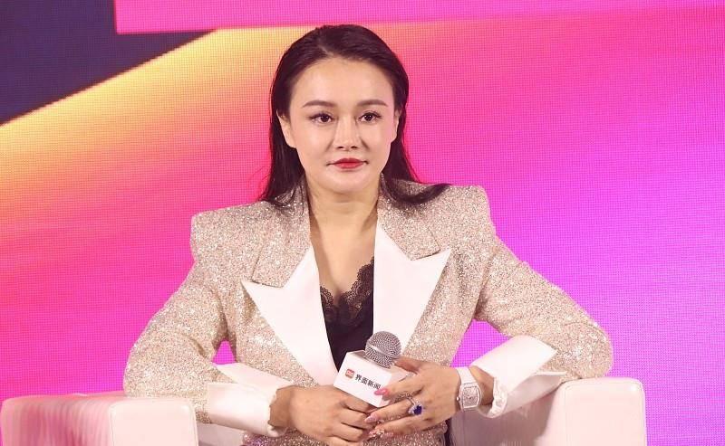 脸蛋 冉莹颖穿上外套之后，看着正常了很多，圆圆的脸蛋真年轻啊