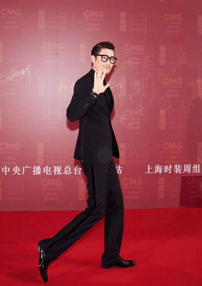 胡兵再获"时尚大奖",51岁t台走秀惊艳全场,西装造型优雅绅士
