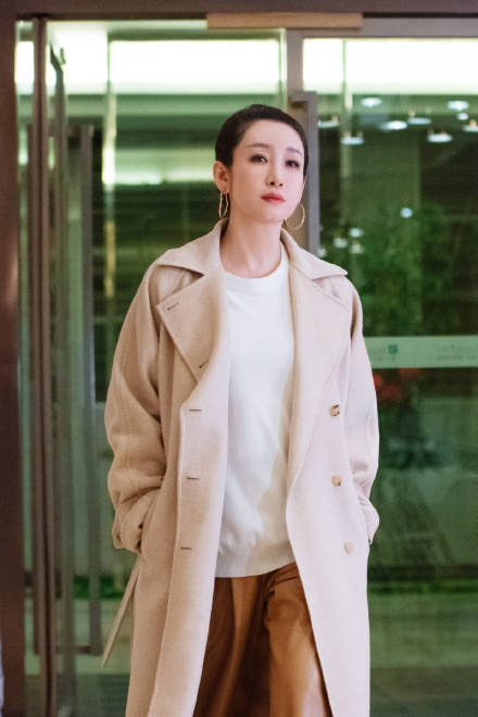 小丸子 43岁秦海璐晒秋日氛围写真，身穿毛衣温柔恬静，手捧书卷气质高级