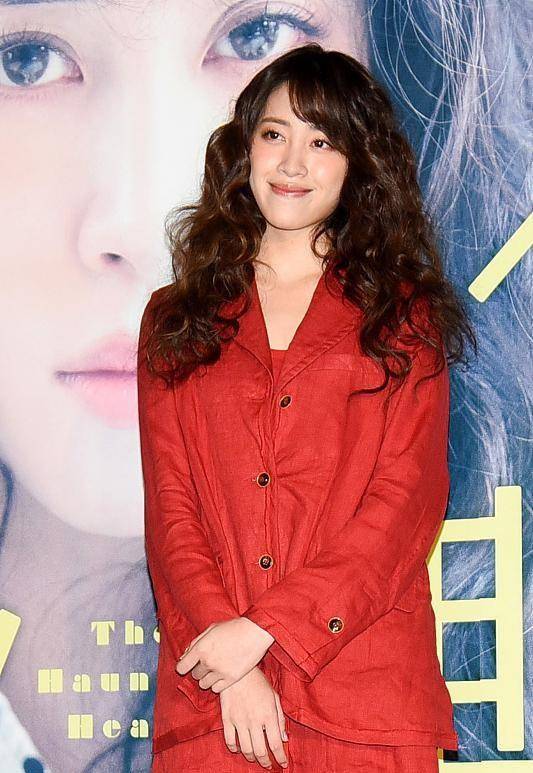 服装 欧阳娜娜的姐姐也很好看，就是审美挺一般，穿的红色服装欣赏不来