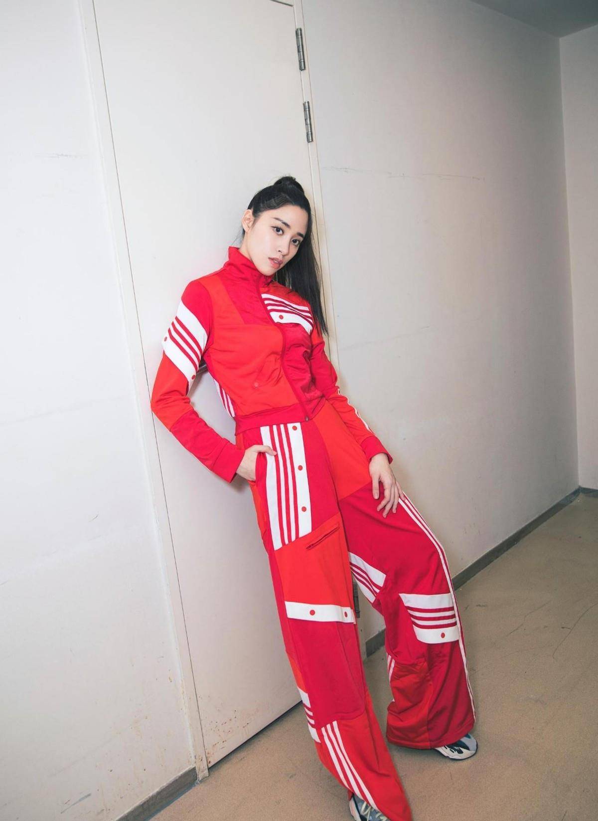 服装 欧阳娜娜的姐姐也很好看，就是审美挺一般，穿的红色服装欣赏不来