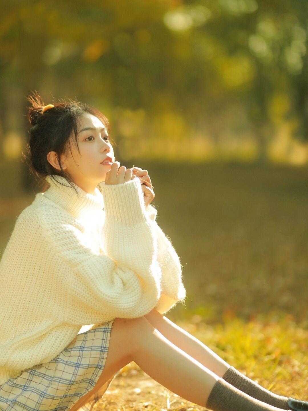 感觉 还在为大衣内搭感到烦恼？一件白色套头毛衣清爽又洋气，谁穿谁美