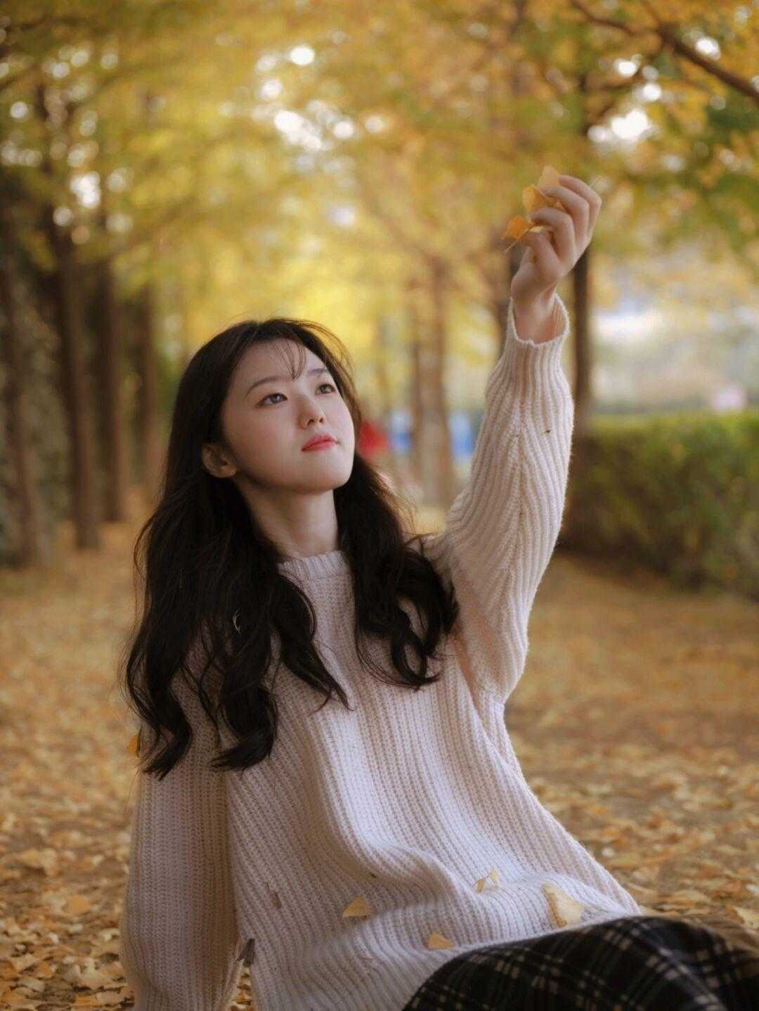 感觉 还在为大衣内搭感到烦恼？一件白色套头毛衣清爽又洋气，谁穿谁美