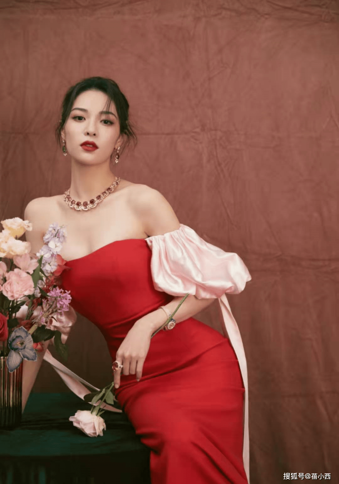超越 钟楚曦的气场很难被超越，穿红色紧身礼服明艳照人，曲线感十足