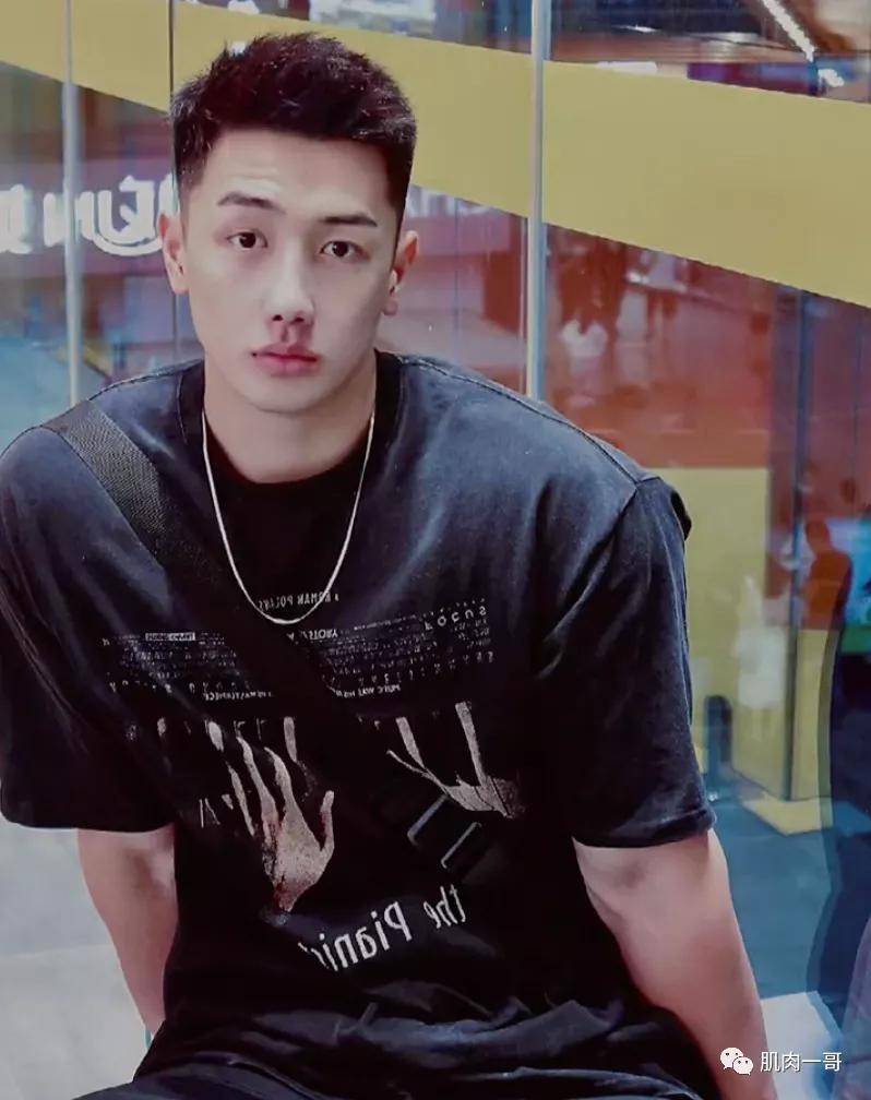 健身|194cm夜店猛男脱衣秀肉引发尖叫，这肉体谁顶得住啊