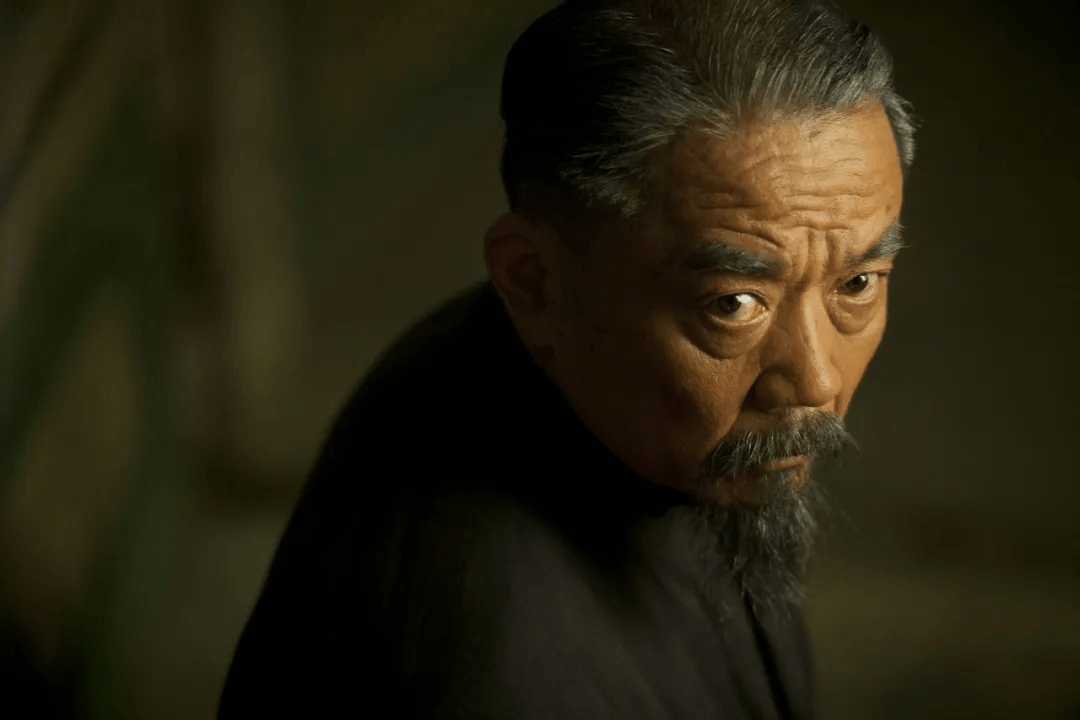 近日,电影《铁道英雄》晒出一段幕后花絮,已经66岁的老戏骨尚铁龙当时