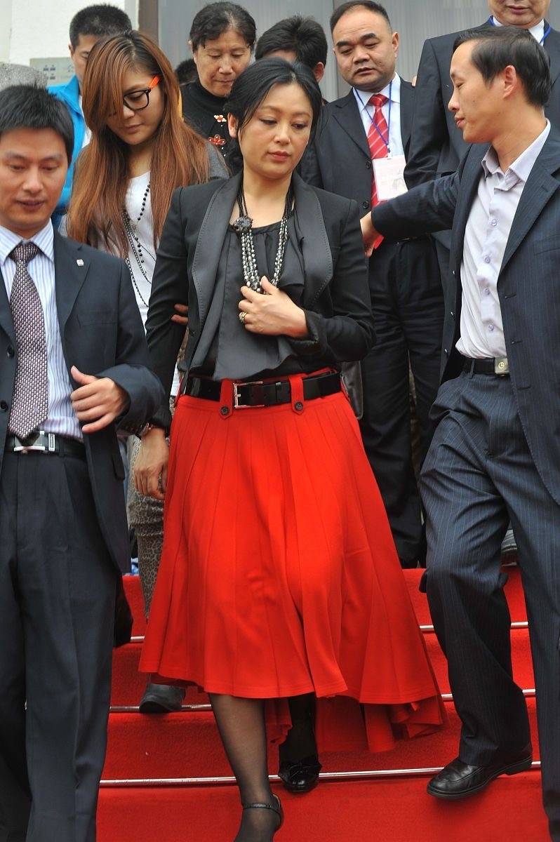 关键 陈凯歌老婆越老越有魅力，黑上衣配格纹裙，打扮低调却十分妩媚