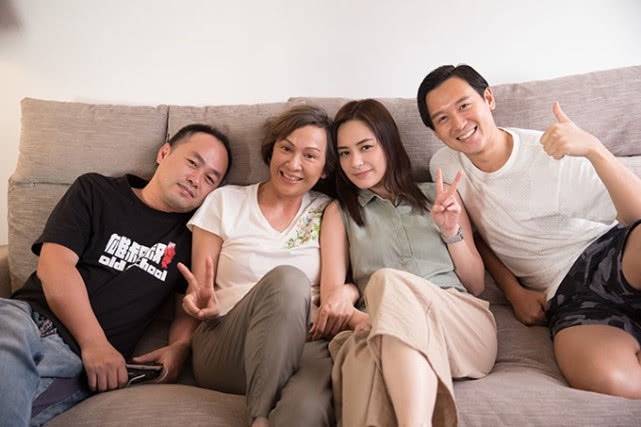 毛衣周润发前妻庆生，穿毛衣配马甲很时髦，60+老人也能这么漂亮！