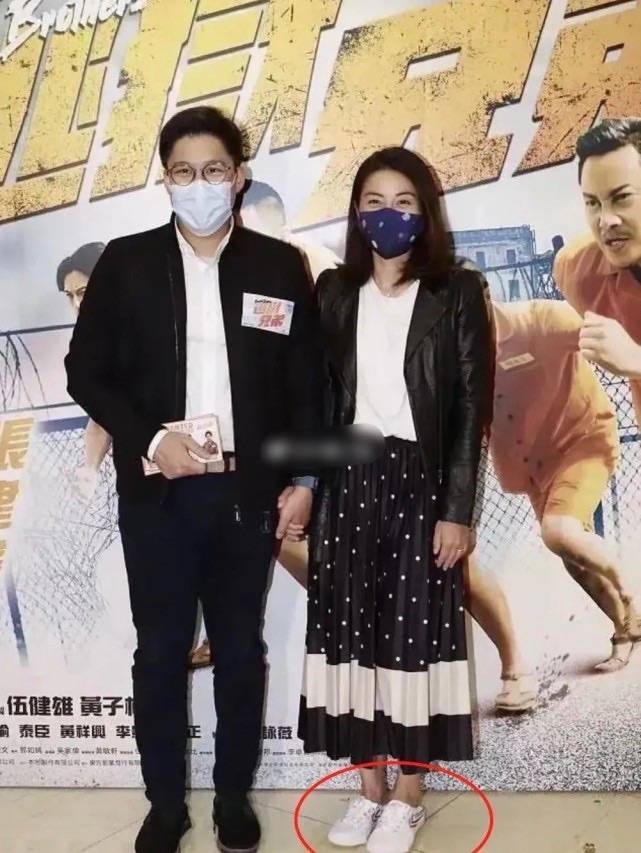 郭晶晶 郭晶晶参加学校活动，穿紧身裤成X型腿，身材是不好但气质高贵！