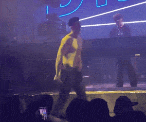 健身|194cm夜店猛男脱衣秀肉引发尖叫，这肉体谁顶得住啊