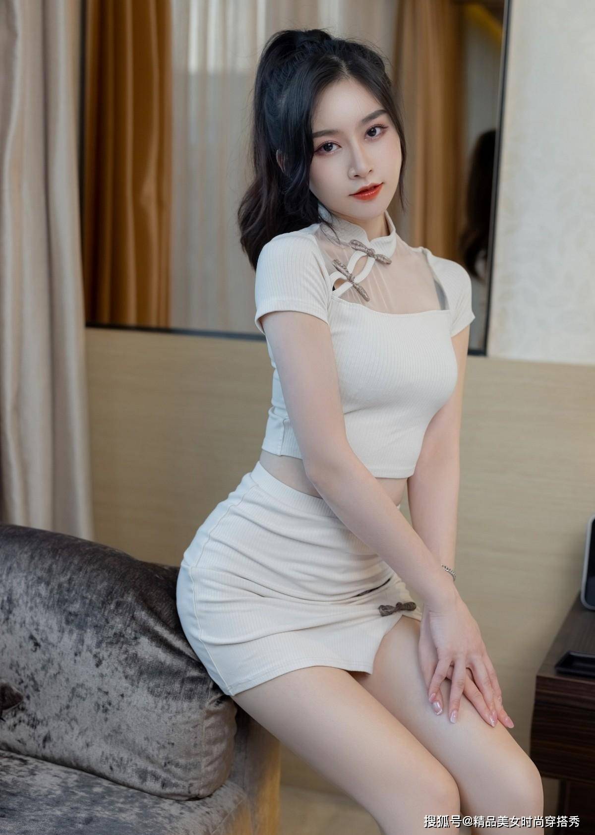 身材 时尚穿搭：米色的套装裙和白色的连衣裙，你更喜欢哪一款？
