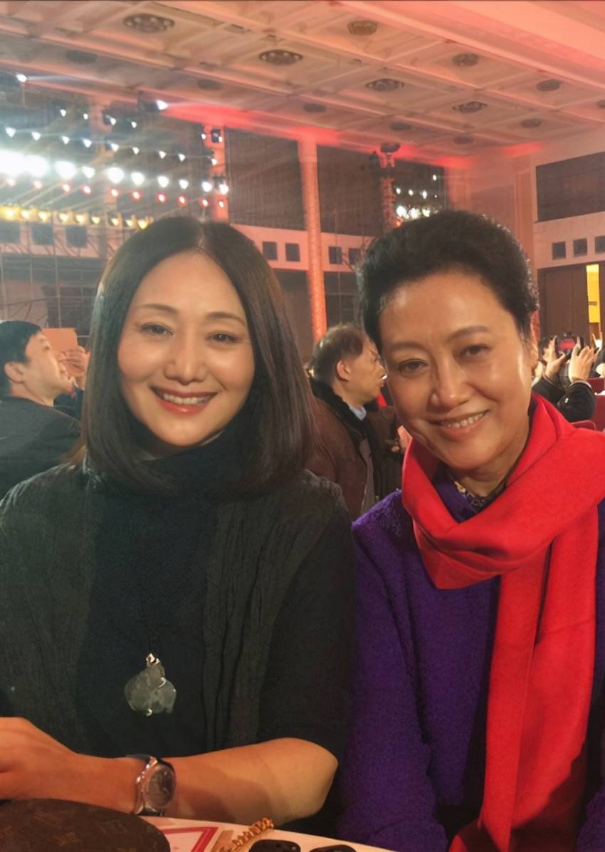 样子王丽云穿花棉袄录节目，一身老人打扮，这才是66岁真实样子！