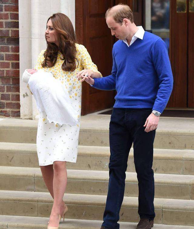 曲线 凯特冬季穿大衣还要光腿，气质复古优雅，生完娃也不怕冻