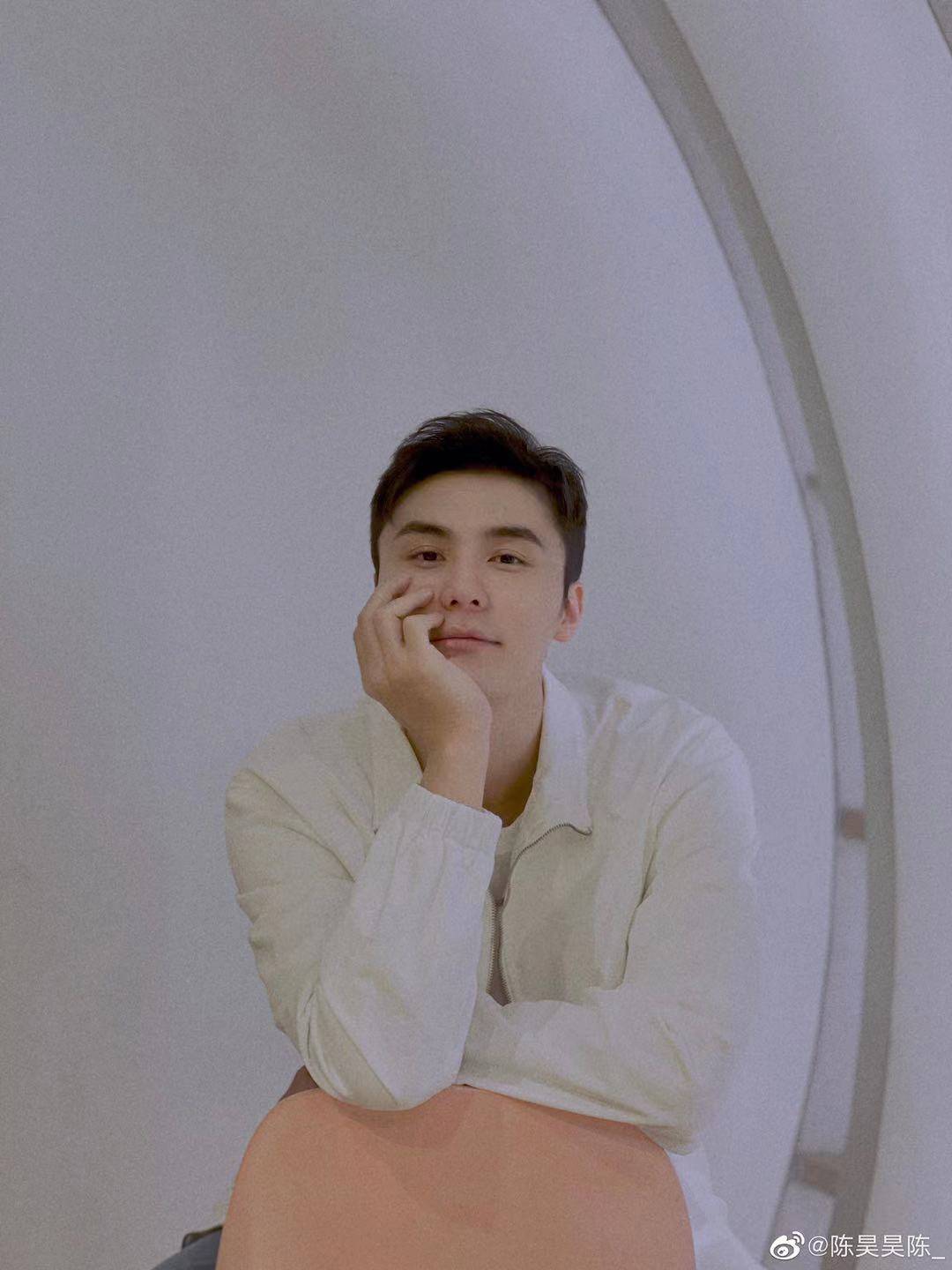 可他从未将自己束缚在舒适圈中,挑战不同角色形象,荧屏记录着陈昊演员