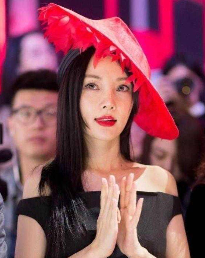 李小璐 李小璐带女儿拍写真，穿纱裙配卷发像贵妇，9岁甜馨眉眼太像爸爸