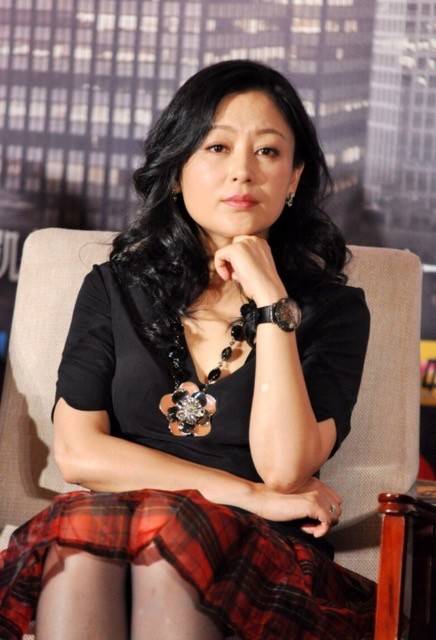 关键 陈凯歌老婆越老越有魅力，黑上衣配格纹裙，打扮低调却十分妩媚