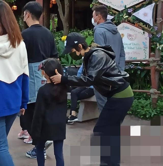 帽子孙俪在游乐园被拍，穿连帽皮衣搭毛衣，一身中年妇女的打扮！