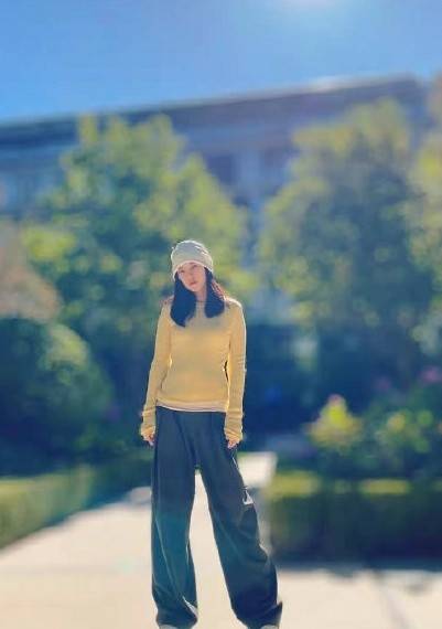 头巾 “辣妈圈”再添新人，杜淳妻子韩系打扮街拍，裹着头巾比明星还潮