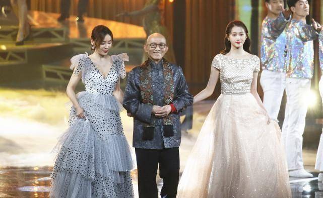 身材 袁姗姗和关晓彤同框立见高下，穿波点裙看着身材挺丰满，气质不赖