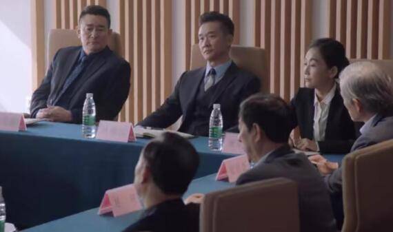 小动作|靳东调侃陈晓:为何会出演《突围》秦小冲,陈晓的回答够笑三天