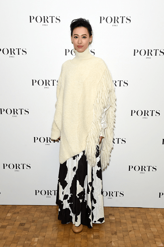 都能 梁洛施名媛范挺浓的，虽然身材看着“瘦瘦巴巴”，可穿白裙是真美