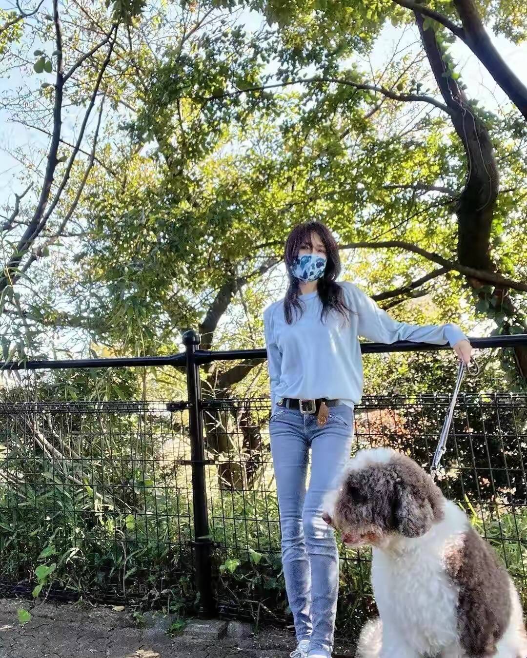 进行 工藤静香与木村拓哉结婚21年仍恩爱,穿小脚裤秀身材,比例完美