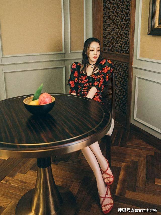 身材 迪丽热巴又美出了新高度！穿印花裙化身“摩登女郎”，太抢眼